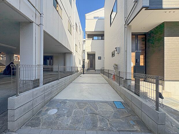 2号棟【駐車場】毎日の生活にマイカーが必須という方は、購入を検討する際、駐車場があることは大事な条件です。