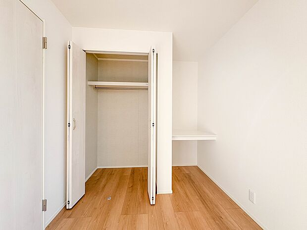 2号棟【ワークスペースと収納】居住スペースを広々と確保できます