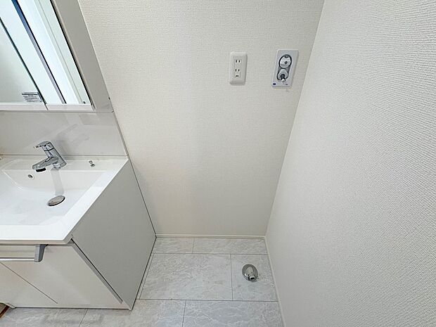 2号棟【ランドリースペース】毎日使う洗濯機。しっかりと奥行きのある置き場が確保されています。