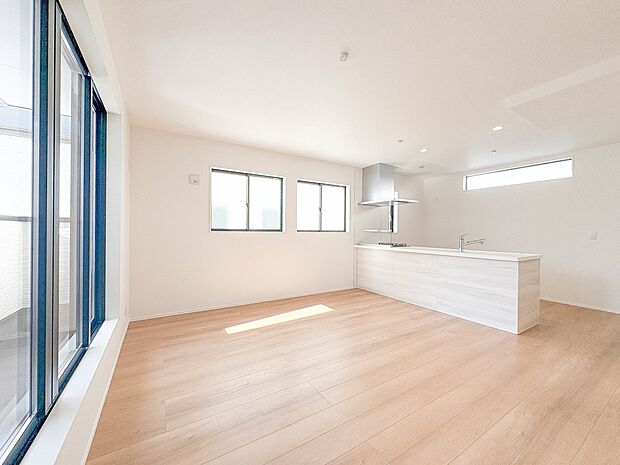 2号棟【LDK15.2帖＋南バルコニー】シンプルなデザインの家は風情がある。住む人のこだわりを感じる。外観も内装もいたってシンプル。居心地がよく、家事や趣味、子育てなどにも集中できる。家も人…