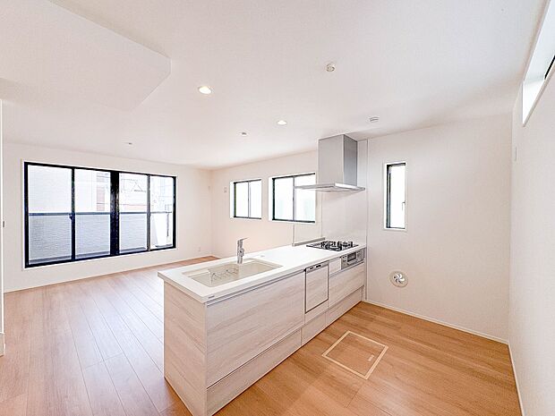 2号棟【LDK15.2帖+南バルコニー】会話でホッとコミュニケーションできるリビング。料理でホッとハピネスになるキッチンなど。人をホッとさせる最新設備・仕様を採用しています。