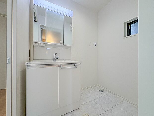 2号棟【脱衣所】洗面所は小さなプライベートスペース。歯磨き、洗顔と毎日施す個人空間。