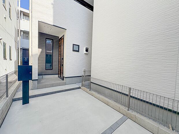 2号棟【庭】プランター等をおいてガーデニングが楽しめます。