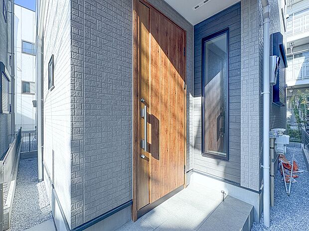 3号棟【玄関】玄関へのアプローチ。居住者の帰り、訪れる方を優しく迎える・安らぎに満ちた生活空間を予感させる。健やかな暮らしを楽しめそう。