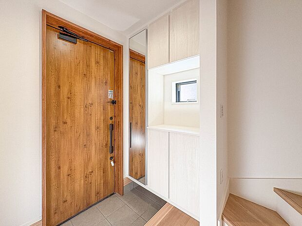 3号棟【玄関】玄関はおうちの顔と言われます。玄関アプローチは、外観デザインの印象を左右します。ご家族の個性を出しながら、素敵な玄関でお客様をお迎えしてください。