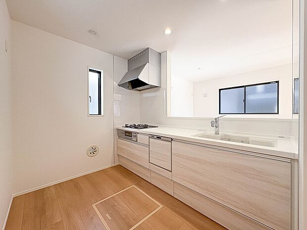 3号棟【キッチン】ナチュラルな自然光の中での調理。会話が弾む対面型キッチン。お洒落な食器類を余裕で収納できるスペース。動きやすい女性目線のキッチン動線。これからはお料理をつくる時間が劇的に変…