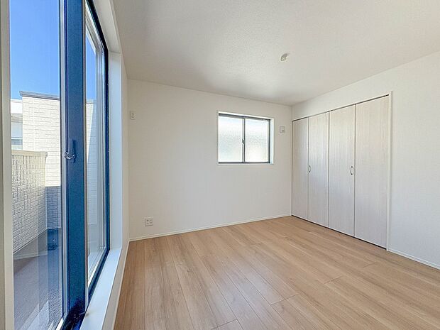 3号棟【子供部屋】お子様のお部屋にぴったりなクロークを備えたフローリング仕様の洋室です。