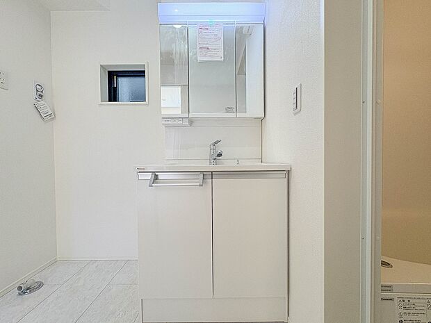 3号棟【三面鏡洗面化粧台】 ミラーを手前に引けば、楽な姿勢で髭剃りやメイクができます。合わせ鏡にすればヘアスタイルのチェックもラクラク。洗面化粧台のミラー裏にはたっぷり入る収納スペースを設…