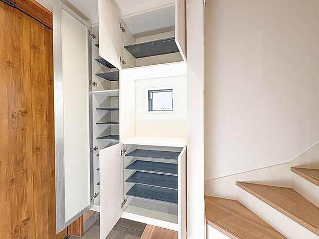 3号棟【シューズボックス（下駄箱）】  大型のシューズボックスには靴やブーツ、サンダルはもちろん、ハンカチや手袋、バック類などのお出かけ用品、印鑑や朱肉なども収納可能です。