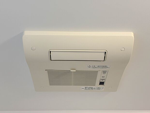 【浴室暖房乾燥機】  雨の日の部屋干しは乾きにくく、生乾きの臭いが気になります。浴室暖房乾燥機があればそんな心配はいりません。換気や暖房機能もあるのでカビの発生や寒い日のヒートショックも防ぎ…