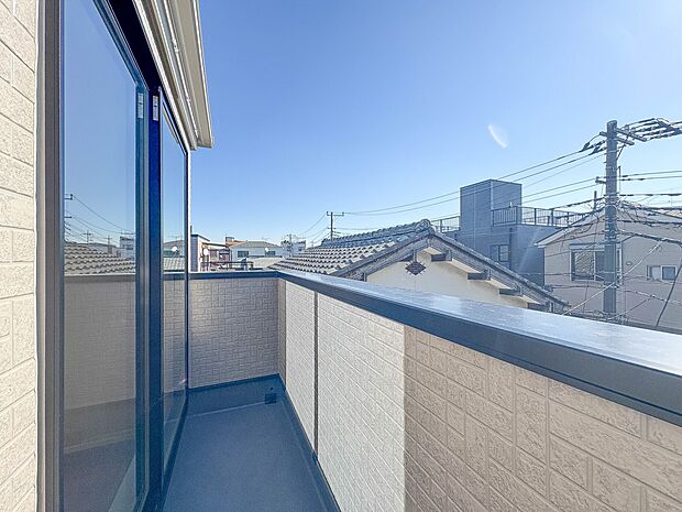 3号棟【バルコニー】澄み切った青空と、心地良い風を感じるバルコニー。