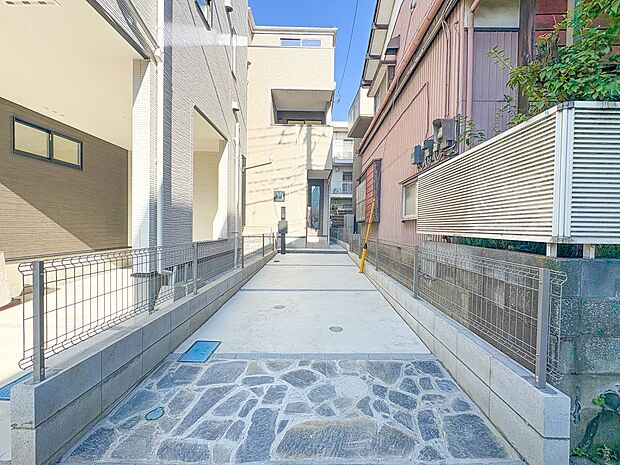 3号棟【駐車場】毎日の生活にマイカーが必須という方は、購入を検討する際、駐車場があることは大事な条件です。毎日の通勤や家族の送迎、買い物やお出かけなどクルマのある暮らしを満喫したい方は要チェ…