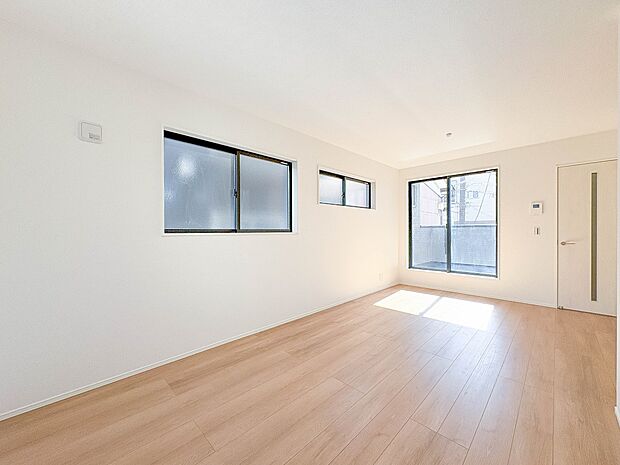 3号棟【LDK15.84帖+南バルコニー】シンプルなデザインの家は風情がある。住む人のこだわりを感じる。外観も内装もいたってシンプル。居心地がよく、家事や趣味、子育てなどにも集中できる。家も…