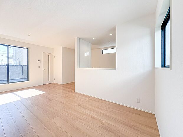 3号棟【LDK15.84帖+南バルコニー】会話でホッとコミュニケーションできるリビング。料理でホッとハピネスになるキッチンなど。人をホッとさせる最新設備・仕様を採用しています。