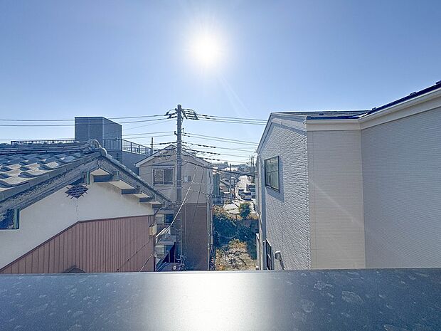 3号棟【眺望】その街並みは、さまざまな家の姿が、歩く人々を楽しませている。そう街並みは街の美しい風景なのだ。その風景が目をやさしく和ませてくれている。