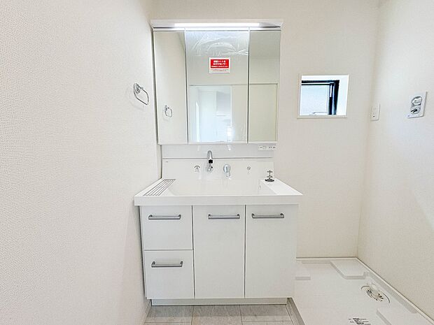 1号棟【洗面台】 十分な大きさの洗面台は、身だしなみチェックや歯磨きなど、朝の慌ただしい時間でもホテルライクなスペースで余裕とゆとりを感じて頂けます。