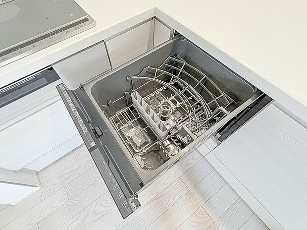 【ビルトイン食器洗浄乾燥機】食器洗いのわずらわしさから開放してくれる嬉しい設備。後片付けの手間を減らし奥様の時間を有効活用できます。お湯と洗剤を使う機会が少なくなるため、手荒れ防止にも。
