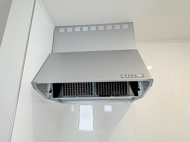 【レンジフード】調理の際に発生する汚れた空気（二酸化炭素、油煙、水蒸気、ニオイなど）を、ダクトを通して屋外に排出しています。