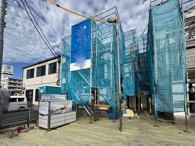 【外観】堂々たる趣ながら、主張し過ぎずどこか余裕を感じさせるシャープなフォルムで佇む邸宅は、晴天の空と照らし合わせる事で、本来あるべき完成形の姿を見せてくれます。