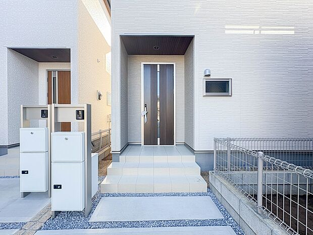 【玄関】家の顔となる玄関は、高いデザイン性が求められます。高級感と断熱性、防犯性に優れた玄関ドアを標準装備。ピッキング対策のセキュリティサムターン等、防犯に考慮しました。