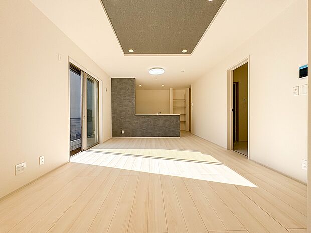 【リビング LDK15帖】 整然とした空間演出、快適な理想の暮らしの実現は家のみの拘りではなく、そこで暮らす方々にとって素敵な環境であることも挙げられると思います。四季折々の変化が奏でる鼓…