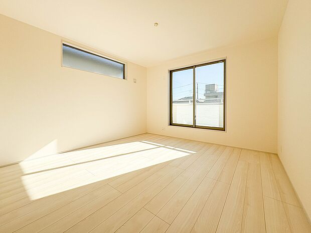 【寝室 8帖】シンプルな内装はおしゃれのポイントです。シンプルは華美より飽きがこないからです。色や模様でおしゃれ感をだす。それがシンプルイズビューティーです。