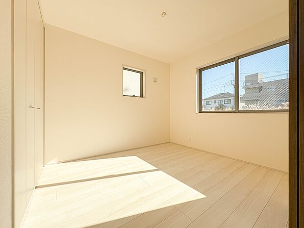 【子供部屋 5.34帖】お子様のお部屋にぴったりなクロークを備えたフローリング仕様の洋室です。