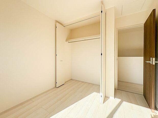 【収納】各部屋を最大限に広く使って頂ける様、全居住スペースに収納付。プライベートルームはゆったりと快適に。