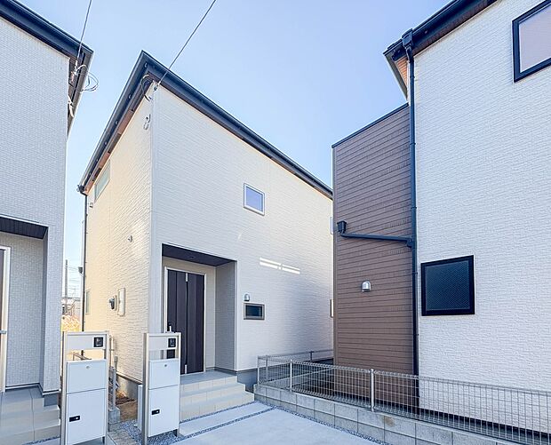 【外観】こちらの物件に少しでもご興味がありましたら、お気軽にお電話下さい。ネット上で「見えない物」「わからない事」でも、実際にご見学いただくことで、手に取るようにおわかりいただけるはずです。…