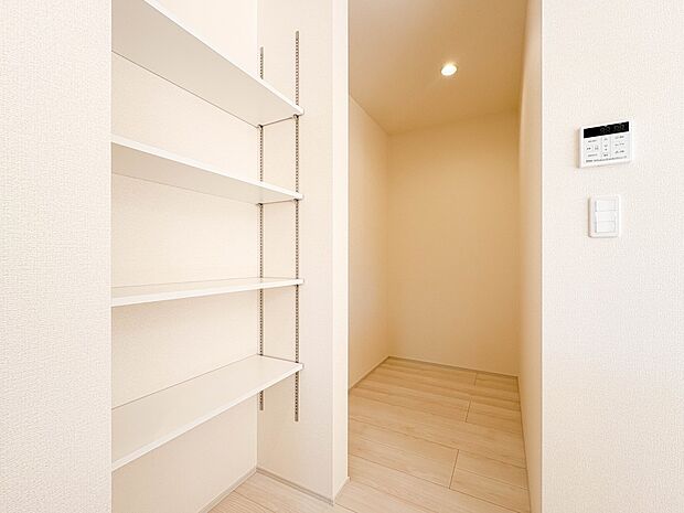 【パントリー(食料庫)】 常温保存できるパン、お米、調味料、缶詰など、日常的に使うものや未開封の食品の収納にぴったり。棚にものを並べて収納すれば、何が足りないのかひと目で確認できます。