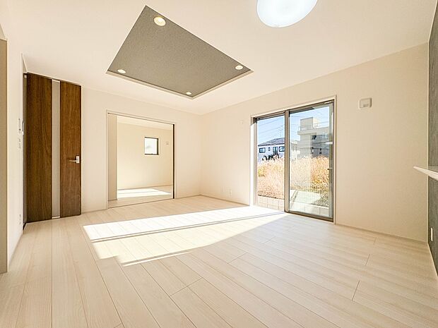 【ダイニング　LDK15帖】忙しい朝でも家族揃って食事をしたいゆとりあるダイニングスペース。