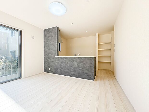 【ダイニングキッチン LDK15帖】会話でホッとコミュニケーションできるリビング。料理でホッとハピネスになるキッチンなど。人をホッとさせる最新設備・仕様を採用しています。