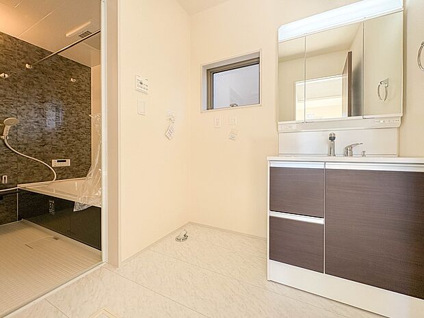 【ランドリースペース】毎日使う洗濯機。しっかりと奥行きのある置き場が確保されています。