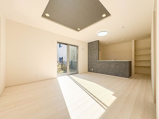 【リビングダイニング LDK15帖】シンプルなデザインの家は風情がある。住む人のこだわりを感じる。外観も内装もいたってシンプル。居心地がよく、家事や趣味、子育てなどにも集中できる。家も人間も…