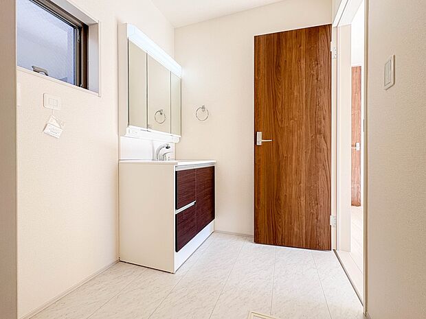 【脱衣所】洗面所は小さなプライベートスペース。歯磨き、洗顔と毎日施す個人空間。