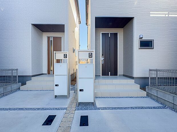 【庭&郵便ポスト】シンプルかつシャープな郵便ポストの周りにぷらんたーを置いてガーデニングも楽しめそうです