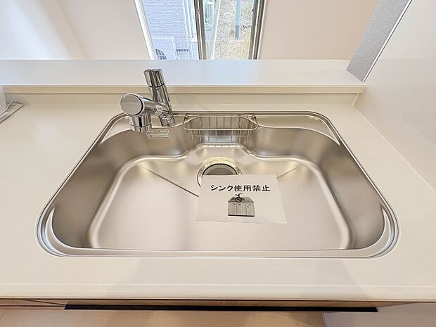 【浄水器一体型混合水栓】 一つの蛇口で「原水(水道水)」「シャワー」「浄水」を切り替えられる、浄水器を内蔵した混合水栓です。浄水は、水栓本体の首部分に付属のカートリッジをセットして使用しま…