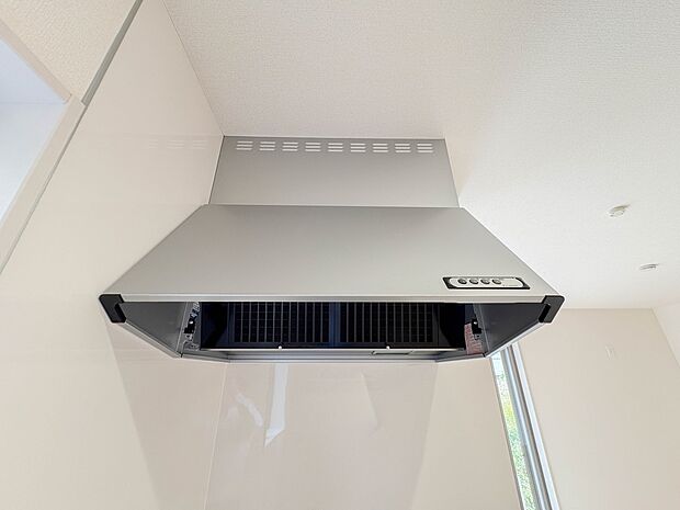 【浄水器一体型混合水栓】 一つの蛇口で「原水(水道水)」「シャワー」「浄水」を切り替えられる、浄水器を内蔵した混合水栓です。浄水は、水栓本体の首部分に付属のカートリッジをセットして使用しま…