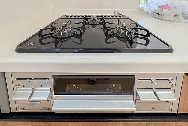 【三口コンロ】奥さま目線で考え、調理に重宝する三口コンロをシステムキッチンに採用、ワイドな洗い場も設けも野菜や食器を洗うのを便利にしました。