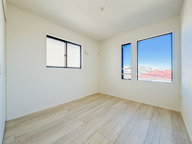 【こども部屋】昨今のトレンドになりつつあるのが、広過ぎず、快適すぎない子ども部屋。勉強と寝るだけの部屋にすることで閉じこもりがなくなり、リビングで過ごす時間が増えると言われています。