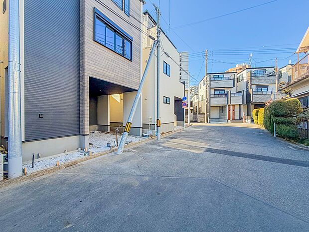 【前面道路-公道幅員約7.2ｍ-】車の通行が少ないので、静かな住環境を維持することができます。※2号棟前の電柱は移設予定