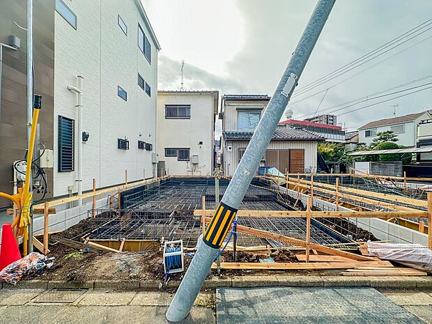 【現地外観-2号棟-】ここから始まる「日常」はご家族にとってかけがえのない時間となります。少しでも豊かに、快適に。そんな想いから本邸宅は生まれました。※標識・電柱移設予定　