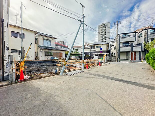 【前面道路-公道幅員約7.2ｍ-】車の通行が少ないので、静かな住環境を維持することができます。※標識・電柱移設予定