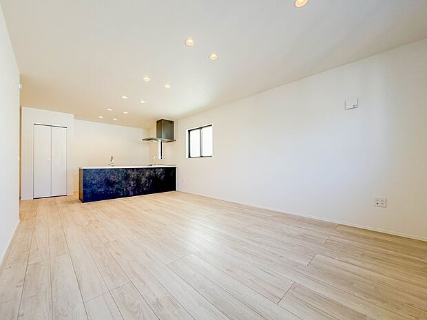 【リビングダイニング】シンプルなデザインの家は風情がある。住む人のこだわりを感じる。外観も内装もいたってシンプル。居心地がよく、家事や趣味、子育てなどにも集中できる。家も人間も熟成するほどシ…