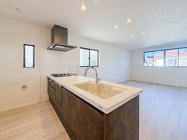 【ダイニングキッチン】キッチンからダイニングやリビングで過ごす家族の様子を見渡せます。