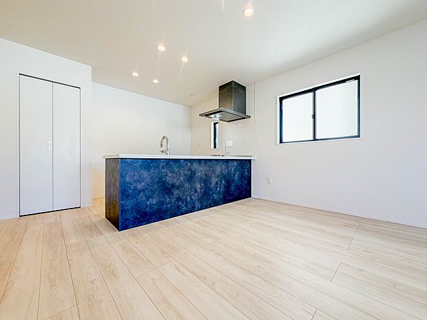 【ダイニング】忙しい朝でも家族揃って食事をしたいゆとりあるダイニングスペース。