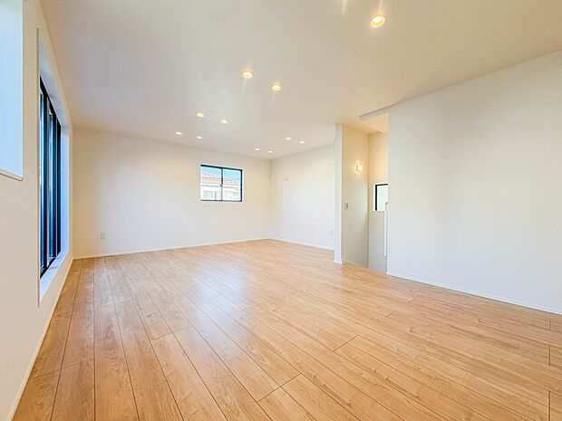 【リビング】うららかな陽射しがどのお部屋にも降り注ぎますように、快適さを追求した間取設計。得難い立地環境での生活を恵みの豊かな永住の地へと変えてくれます。