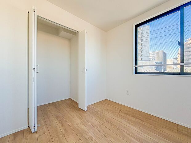 【収納】壁面クローゼットのメリットは、衣類が横一列に並ぶためひと目で洋服が選びやすいこと。衣類をたくさんお持ちの方も、限られたスペース内に無理なく収納することができます。