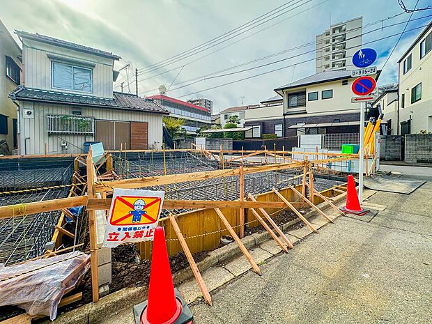 【現地外観-1号棟-】こちらの物件に少しでもご興味がありましたら、お気軽にお電話下さい。ネット上で「見えない物」「わからない事」でも、実際にご見学いただくことで、手に取るようにおわかりいただ…