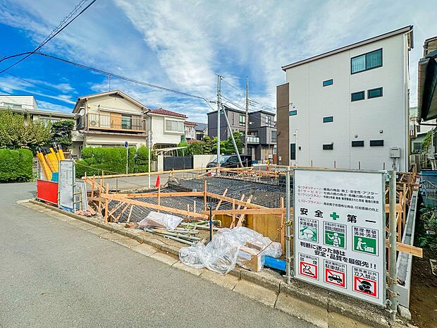 【現地外観-1号棟-】家族の温かさと陽光の暖かさ、楽しい毎日と明るい未来を予感させる「空間が織り成すひとつ先の住み心地」を演出します。